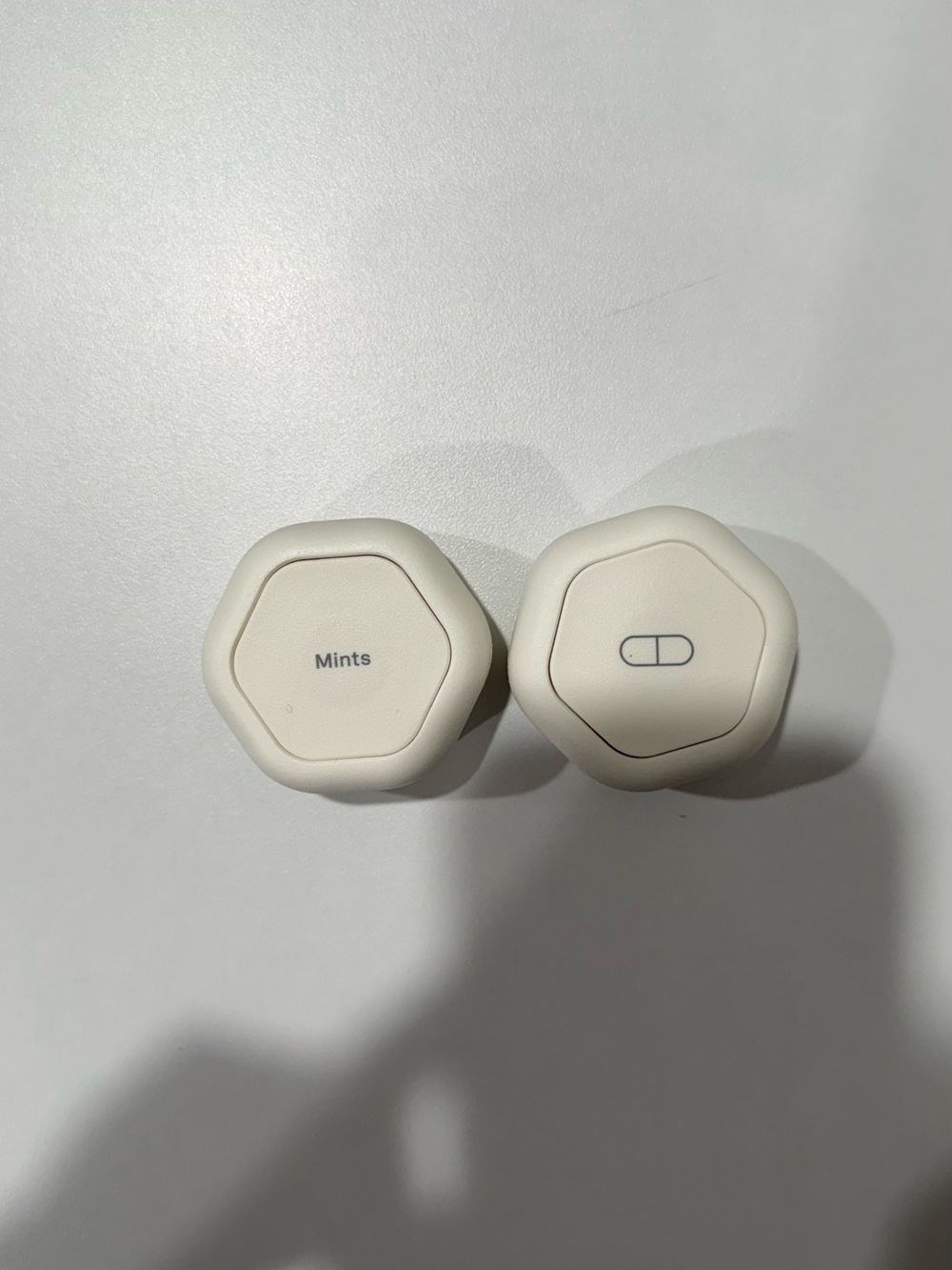 Cadence Small Magnetic Capsule in Snow